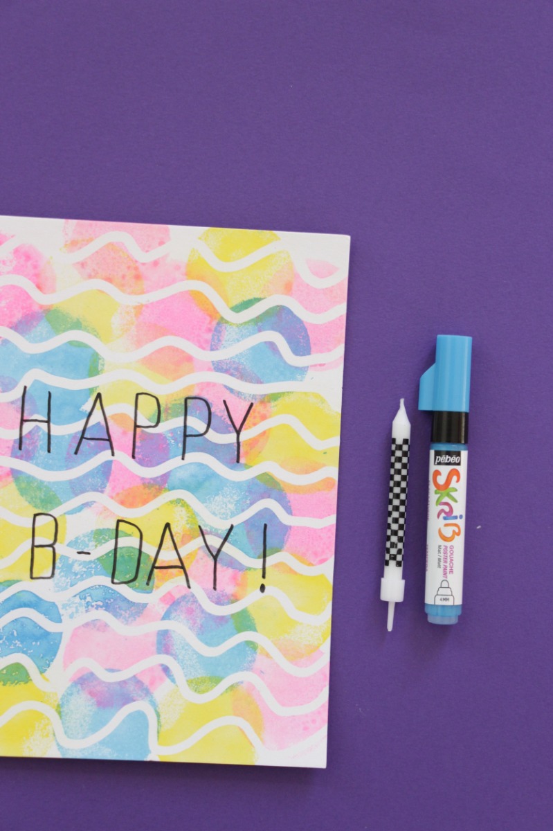 Pébéo KIT CARTERIE 7xSKRIB GOUACHE + PINCEAU EAU + MARQUEUR DRAWING GUM + CARTES + ACCESSOIRES Décoration d'une carte d'anniversaire avec SKRIB GOUACHE + PINCEAU EAU + MARQUEUR DRAWING GUM