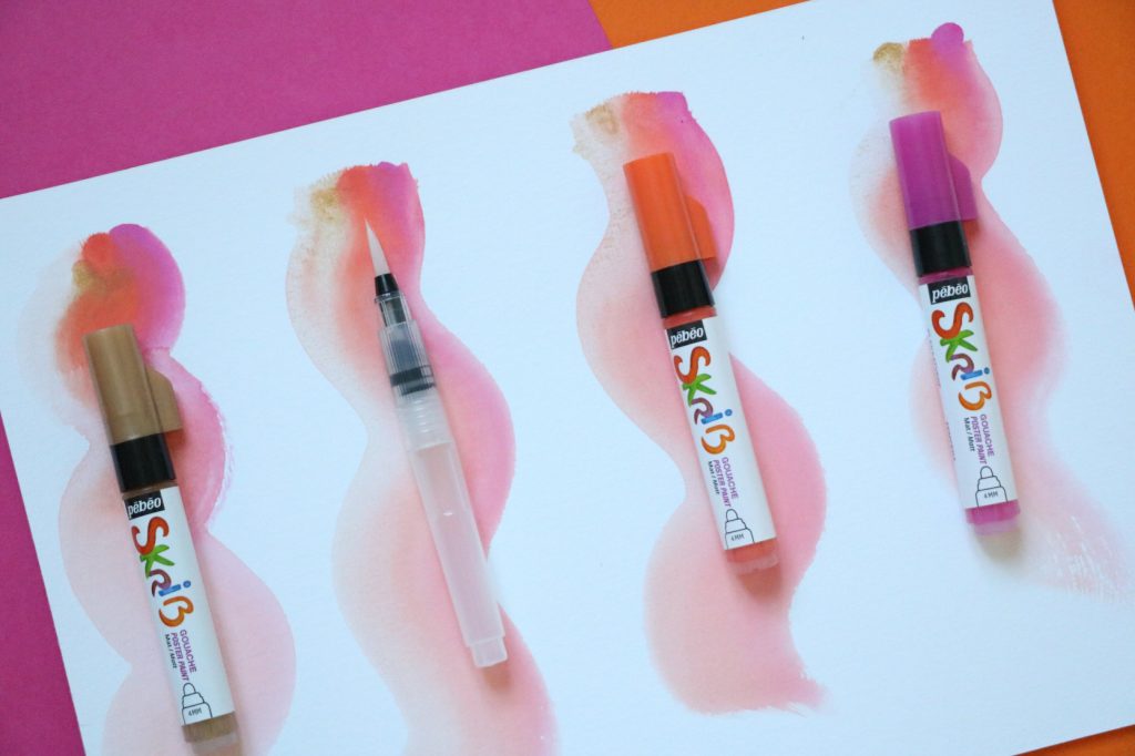 Pébéo SET DE 11xSKRIB GOUACHE + 1 AQUABRUSH Création de vague Skrib gouache rose, orange et or dillué entre elle grâce à l'aquabrush
