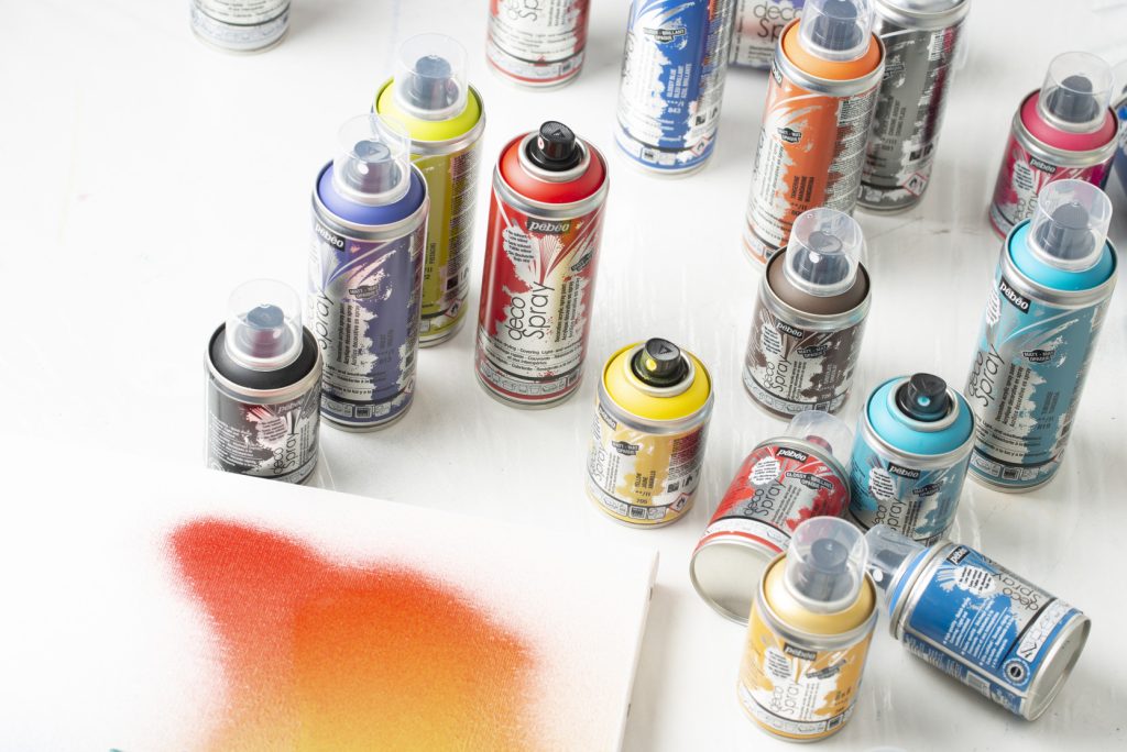 Pébéo Peinture Acrylique en Spray DECOSPRAY 200 ML CHROME ARGENT Photo d'application