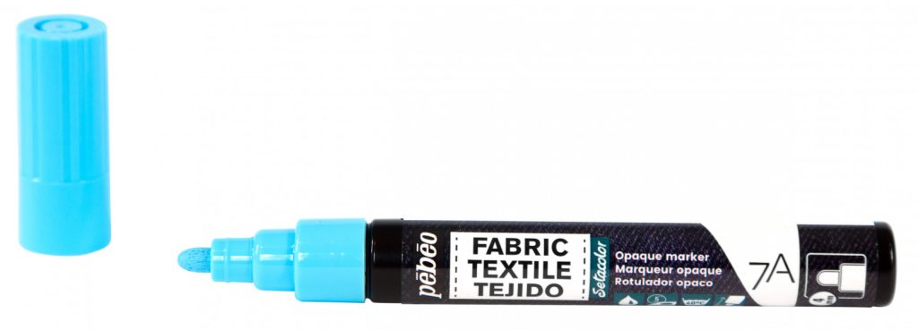 Pébéo 7A MARQUEUR OPAQUE POINTE RONDE 4 MM BLEU PASTEL Bouchon ouvert